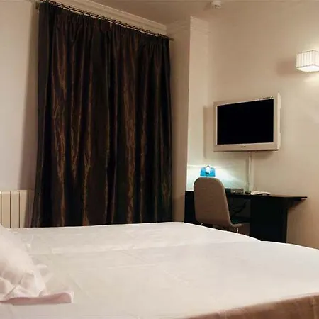 מלון Nou Roma 3*